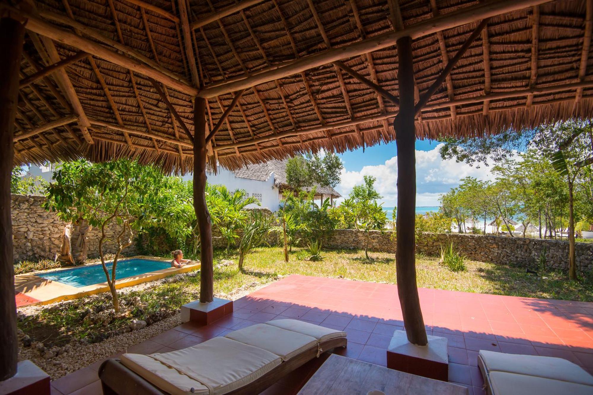Konokono Beach Resort And Isaraya Luxury Overwater Villas Michamvi Habitación foto